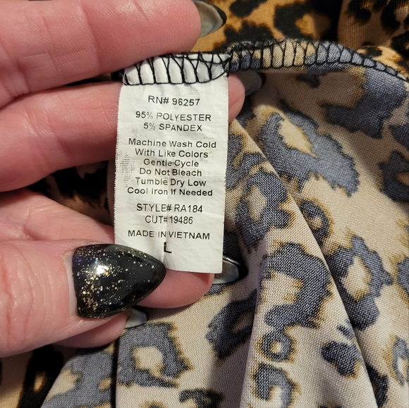 Women's v neck animal print blouse. Size L - Picture 5 of 5